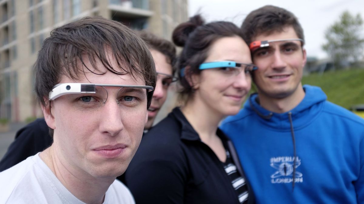 Google Glass sklidily výsměch. Dokáže cool AR brýle vyrobit Apple?